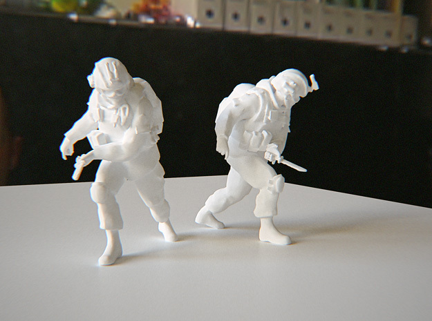 Soldier with knife (Esc: 1/24) in White Natural Versatile Plastic