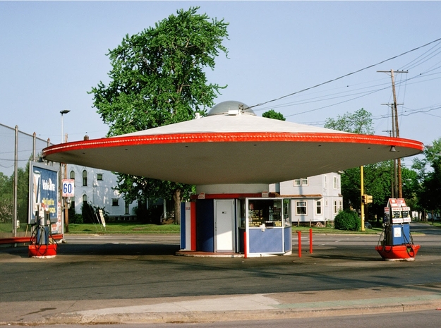 Flying Saucer Gas Station 1-160 in Tan Fine Detail Plastic
