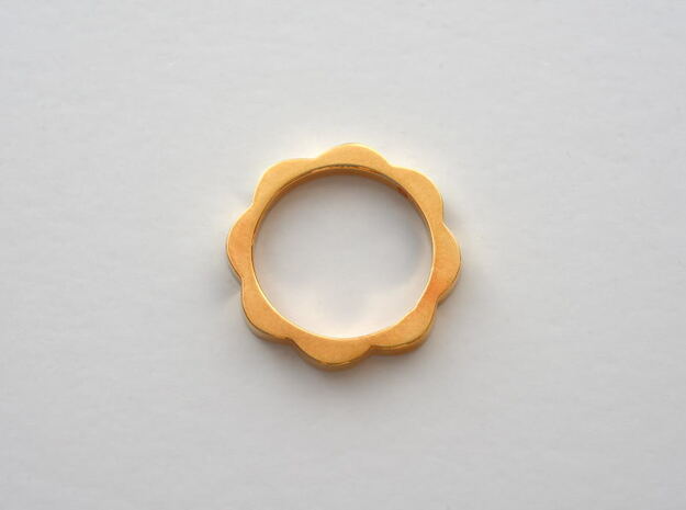 Flower Power Ring S/M 17mm in Polished Brass