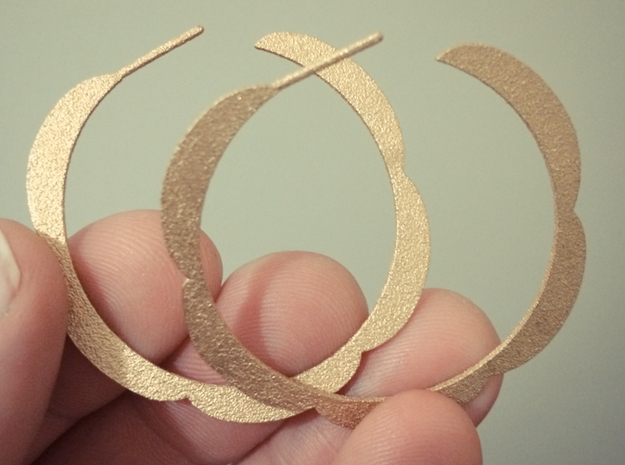 Flower hoop earrings in Polished Gold Steel
