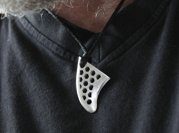 Fin pendant honeycomb in Polished Silver