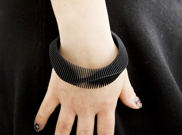 Lama Bracelet - Medium Size in Black Natural Versatile Plastic