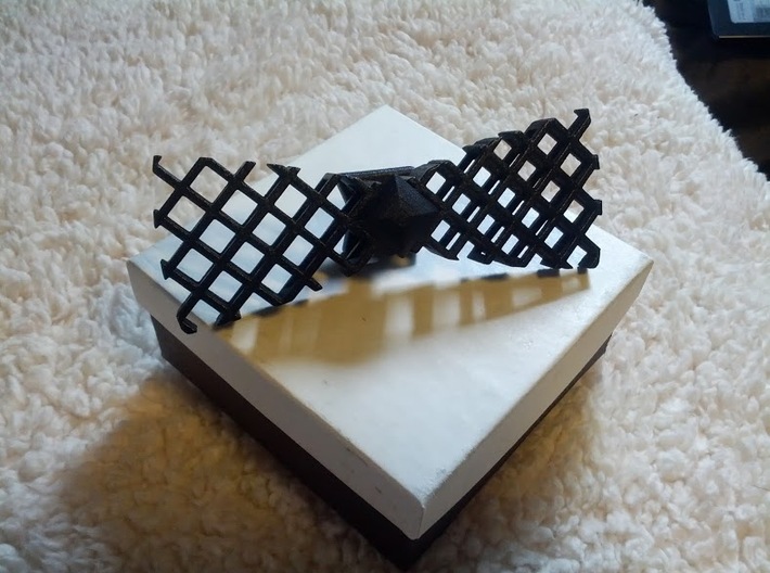 Spinning bow tie - big hatch pattern 3d printed