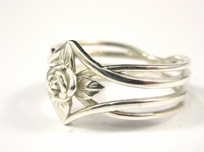 Romantic Rose ring with leaves (QTRLA5R6P) by Daphne