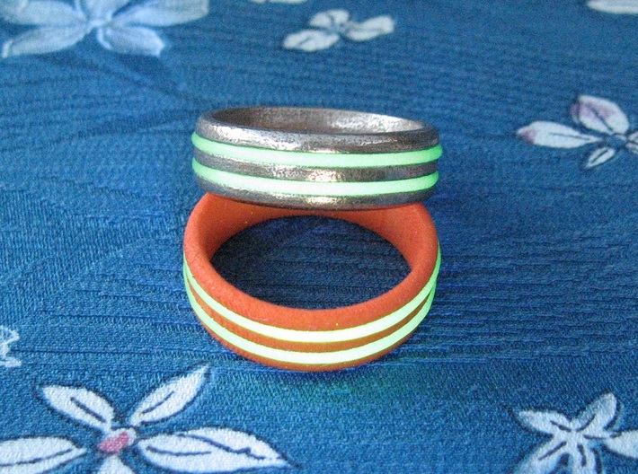 US10 O-Ring Ring: Glow (Plastic/Silver) 3d printed In this picture the phosphorescent powder in the o-ring is being energised by UV light.