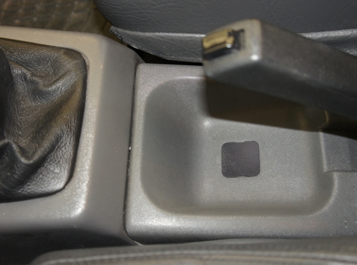 Volvo 480 Kappe unter Handbremse - Deckscheibe - V 3d printed Hier ist die Abdeckung eingebaut und paßt perfekt in die Vertiefung. Die Schraube darunter wird verdeckt.