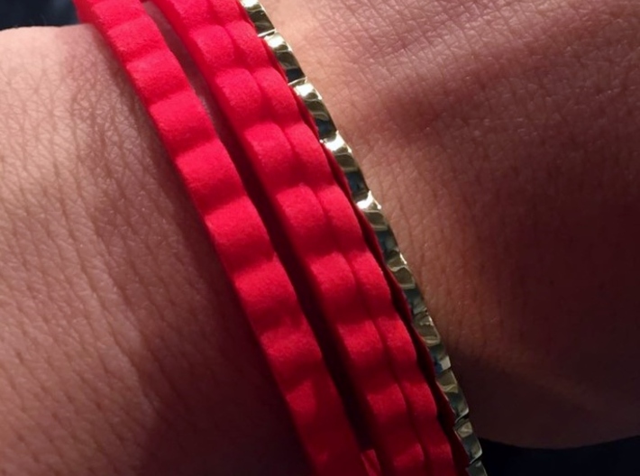 Ingranaggi Bangle - 2mm Thick 3d printed Polished Brass and Strong & Flexible Red Plastic