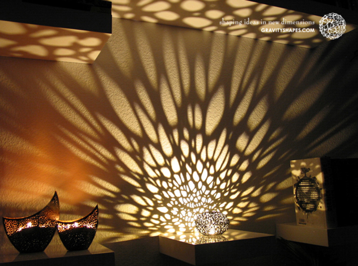 Voronoi Pearl Light Lamp No. 1 (10,4 cm) 3d printed Own 3D-print with black PLA.