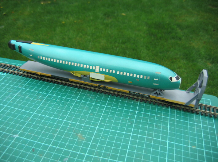 HO 1/87 Boeing 737-400 Fuselage 3d printed Still a work-in-progress. The fuselage is mounted on a modified Accurail 89' TOFC car, with my Boeing Icebreaker & Cradles.