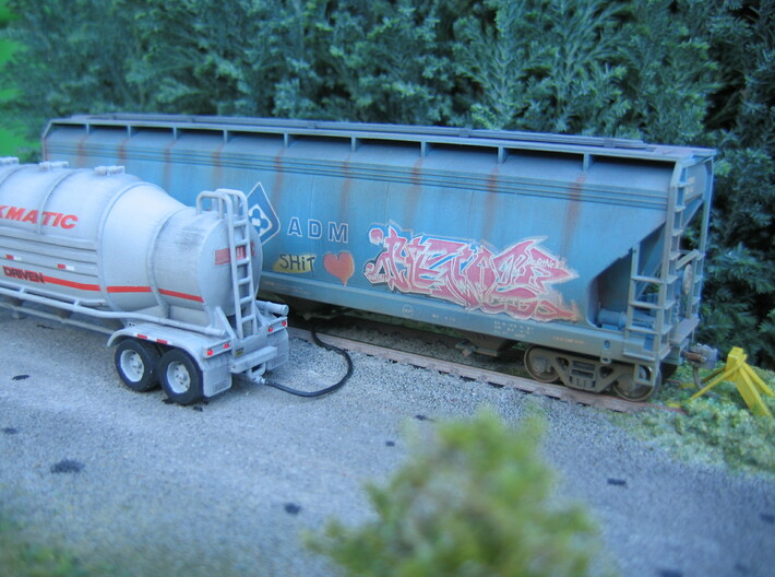 HO 1/87 Dry Bulk Trailer 09b - Heil 1625 Superflo 3d printed My 1625 model showing the 1mm diameter red jewels used for tail lights.