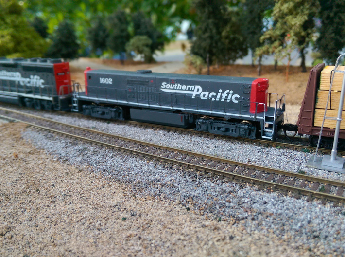 SP M-K TEBU Shell - N 3d printed TEBU 1602 is assisting a mother GP40-2 with a heavy lumber train through Azalea MP 334, located between the towns of Mt. Shasta and Dusmuir, CA. Image by Ryan Wilkerson.