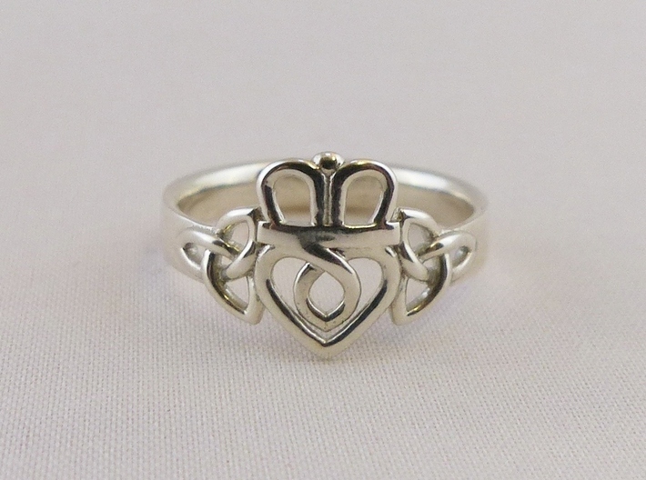 Triquetra Claddagh Ring 3d printed 