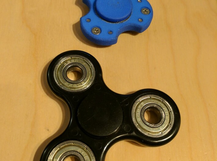 Spinner for Small Hands/Kids/Toddlers 3d printed Size comparison with a "standard" spinner