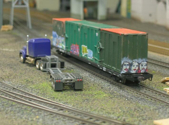 HO 1/87 MSW Trash Train Lowboy road trailer 3d printed The lights are made from jewels.