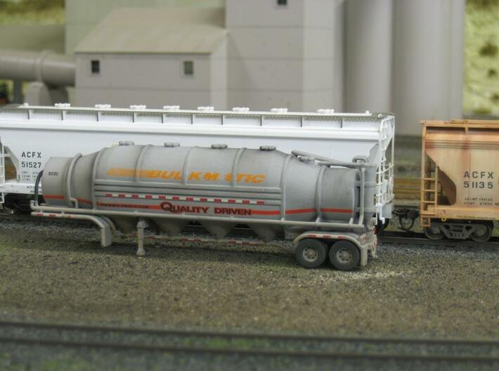 HO 1/87 Dry Bulk Trailer 10b - Heil 1625V Superflo 3d printed Painted in Bulkmatic colours &amp; weathered.