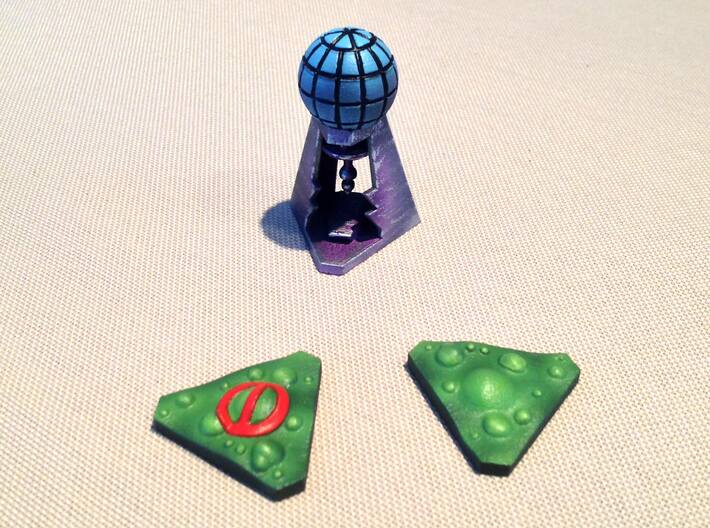Laboratory & Slime tokens (3pcs) 3d printed Hand-painted models. Photo courtesy of Jérôme Deryckere .