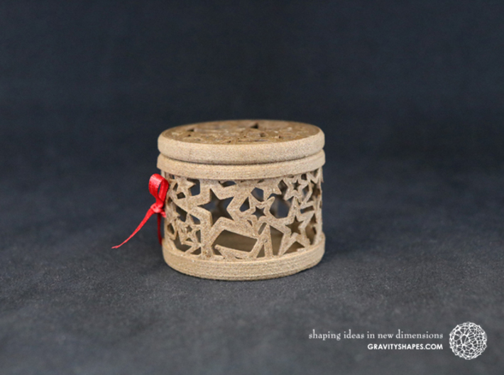 Gift Box No. 1 with Stars (filigree, short) 3d printed The photo shows an own print (FDM print) made of brown wood incl. decorative lacing.