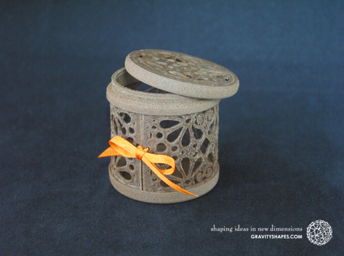 Gift Box No. 1 with Mosaic-3 (filigree, high) 3d printed The photo shows an own print (FDM print) made of brown wood incl. decorative lacing.