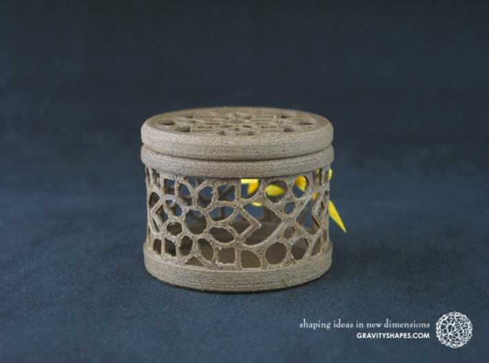 Gift Box No. 1 with Mosaic-2 (filigree, short) 3d printed The photo shows an own print (FDM print) made of brown wood incl. decorative lacing.