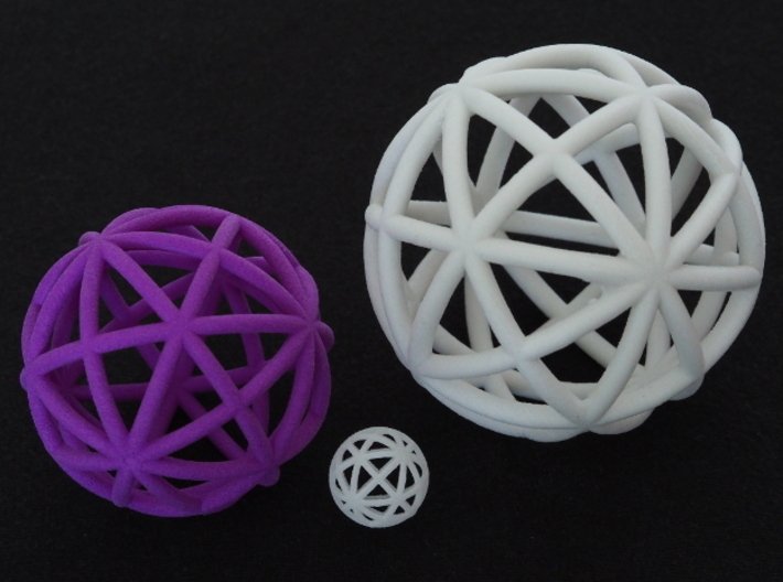 torus_frame_thin 3d printed Size S is made of PA11, Size L is made of Purple Processed Plastic and Size XL is made of Natural Sandstone