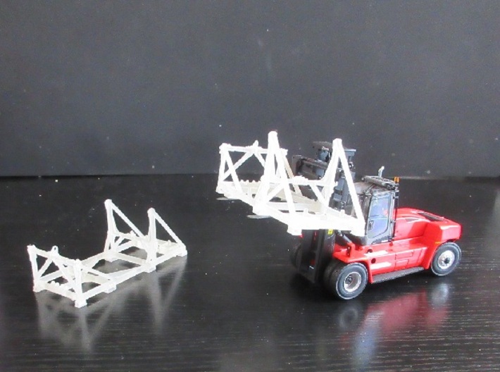 Outriggers-device-rear-LTM1750 3d printed Only ONE model sale ! Forklift not included !
