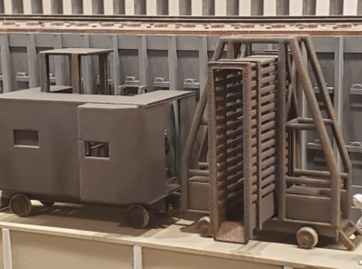 H0-scale Door and Guide cars for the Walthers oven 3d printed Painted, weathered and photographed by Jon Ruehle.