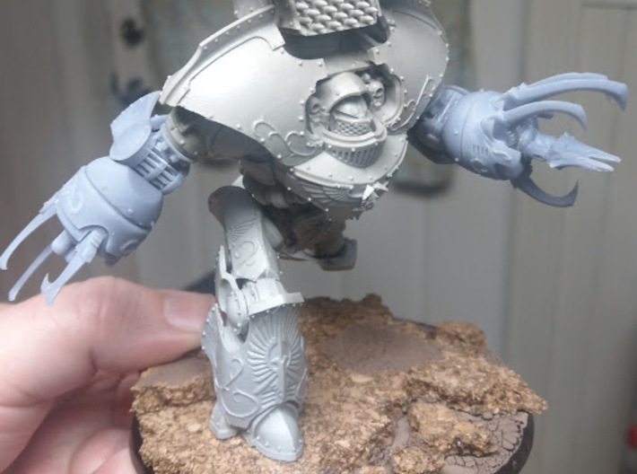 Custodian Teledread Claw, Posable and Magnetizable 3d printed scale example