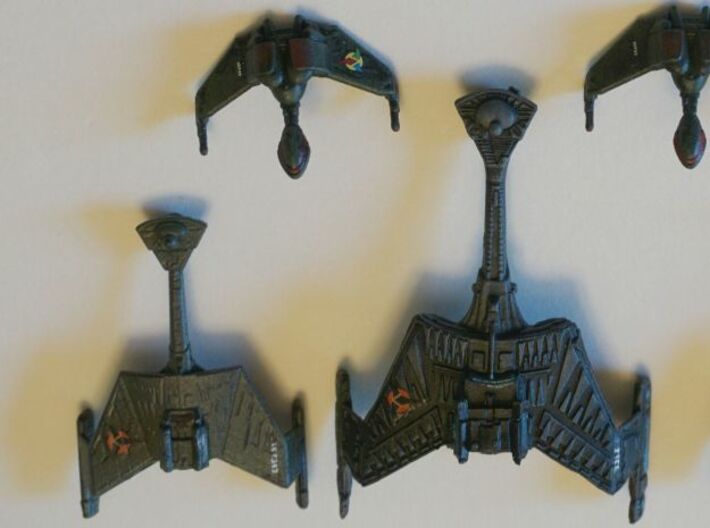 Klingon K't'inga Class 1/4800 Attack Wing 3d printed Left: The painted ship, right: Attack Wing D7/K't'inga, picture by dohill92.