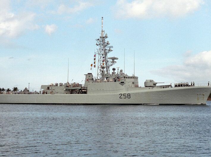 Nameplate NCSM Kootenay 3d printed Le destroyer de classe Restigouche escorte le NCSM Kootenay.