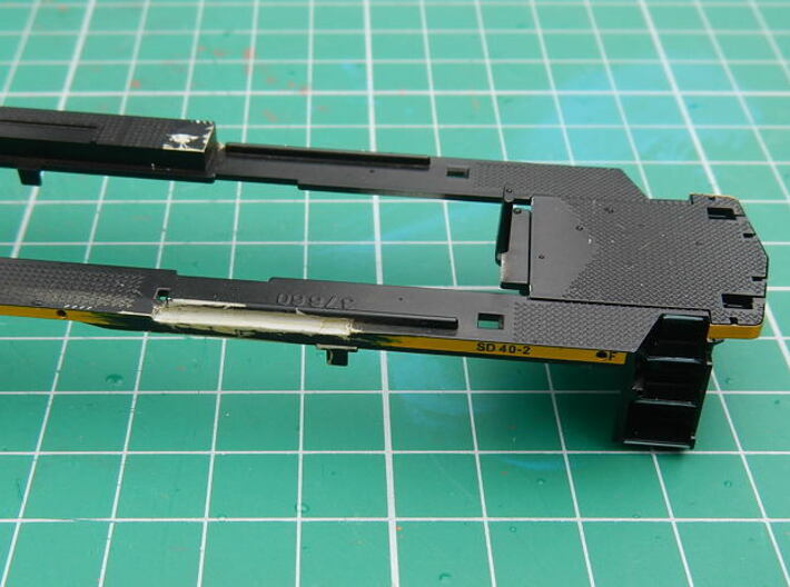 HO scale 1:87 CSX SD40-3 Wabtec Cab 3d printed Frame showing notch cut out for battery cover hinge.
