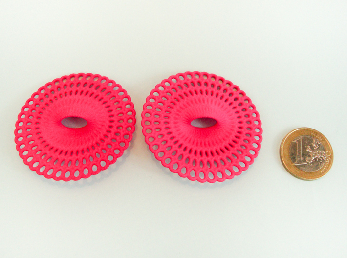 Curvy Hoop Earrings 50mm 3d printed Curvy Hoop Earrings 50mm printen in Pink Strong & Flexible and 1€ coin for scale.