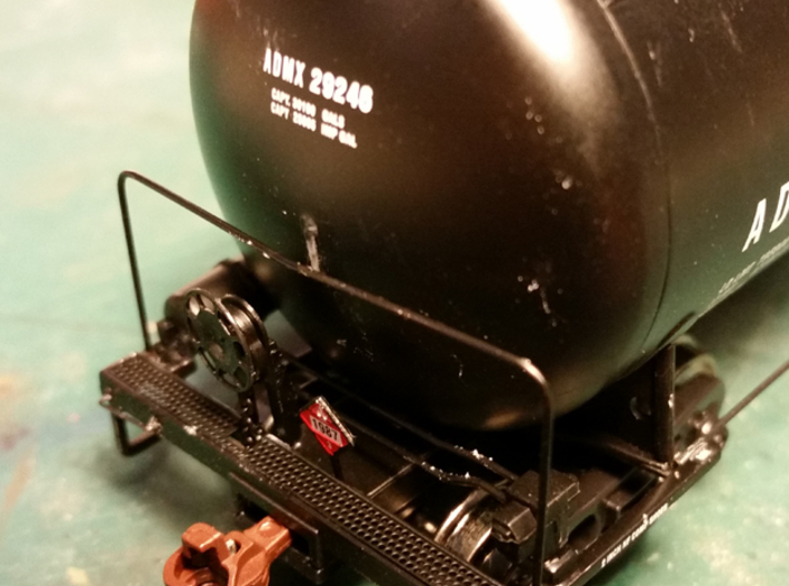 HO Scale Tank Car Shield for 1 Car 3d printed Trim center handrail support