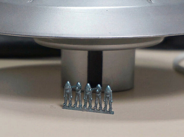 Aliens in 1/200 scale 3d printed Next to Atlantis saucer